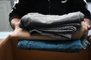 São Vicente distribui roupas de frio para população vulnerável