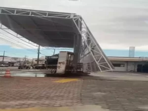Ventos fortes destroem estrutura de posto