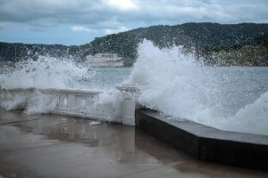 Ressaca atinge orla de Santos e CET monitora pontos de alagamento