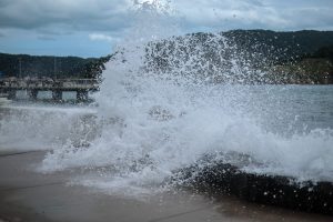 Ressaca pode ter ondas de até 3,5 metros na Baixada Santista