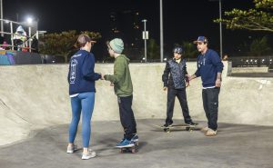 Skate terapia transforma vidas de pessoas com deficiência em Santos