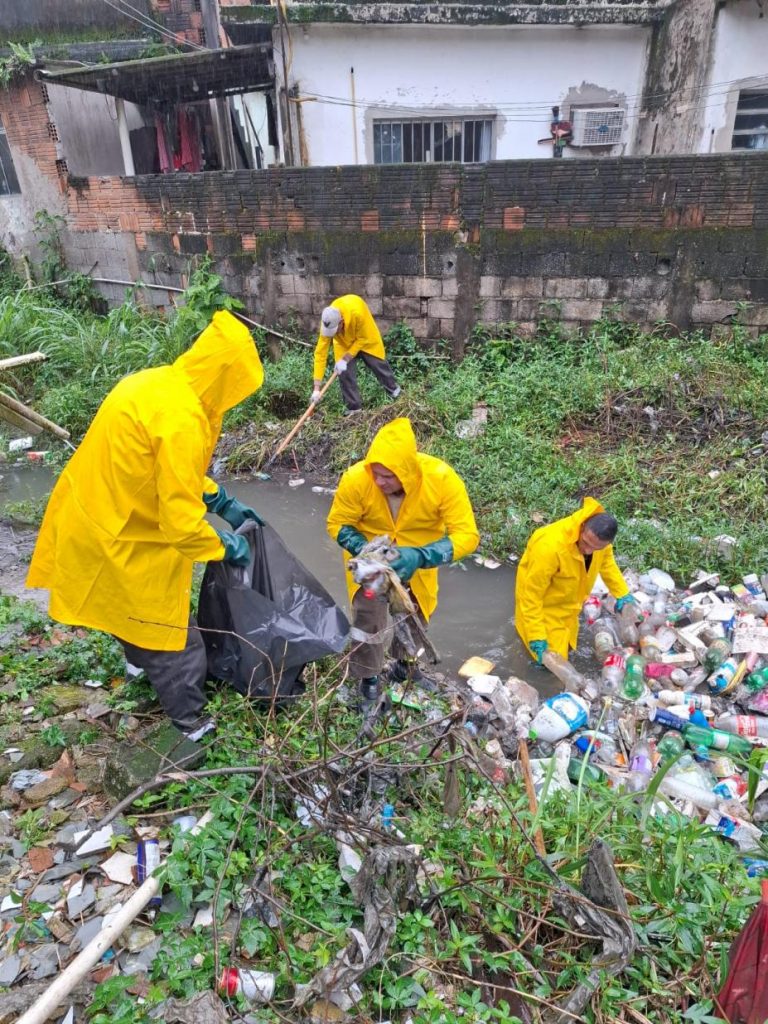 Limpeza de córrego remove 2,5 toneladas de lixo na ZN