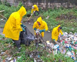 Limpeza de córrego remove 2,5 toneladas de lixo na ZN