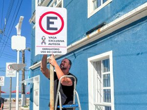 Mongaguá ganha vaga de estacionamento exclusiva para pessoas com autismo