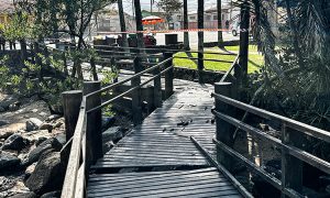 Passarela de Anchieta é interditada após danos causados por ressaca