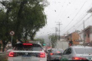 Chuva, mar agitado e maré elevada até domingo em Santos
