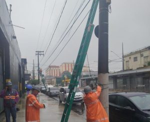 Santos inicia retirada de fiação inativa de 39 postes no Centro