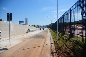 Obras da Sabesp interditam trecho da Ayrton Senna, em Praia Grande