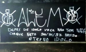 Pichação na sede do Corinthians exalta Neto e ataca Memphis: ‘De ídolo você não tem nada’