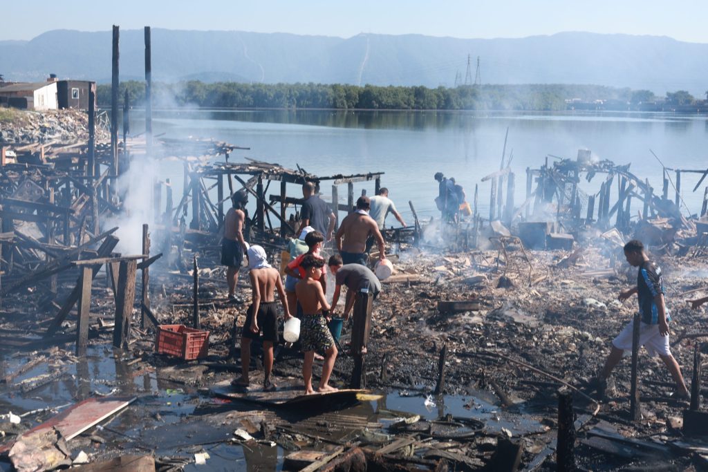 Incêndio atinge palafitas na Zona Noroeste de Santos; veja vídeo