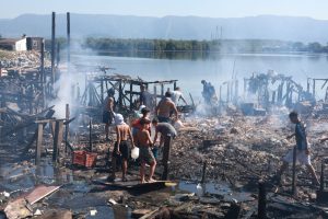 Incêndio atinge palafitas na Zona Noroeste de Santos; veja vídeo