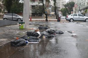 Lixo acumulado nas ruas agrava alagamentos nas cidades da Baixada Santista