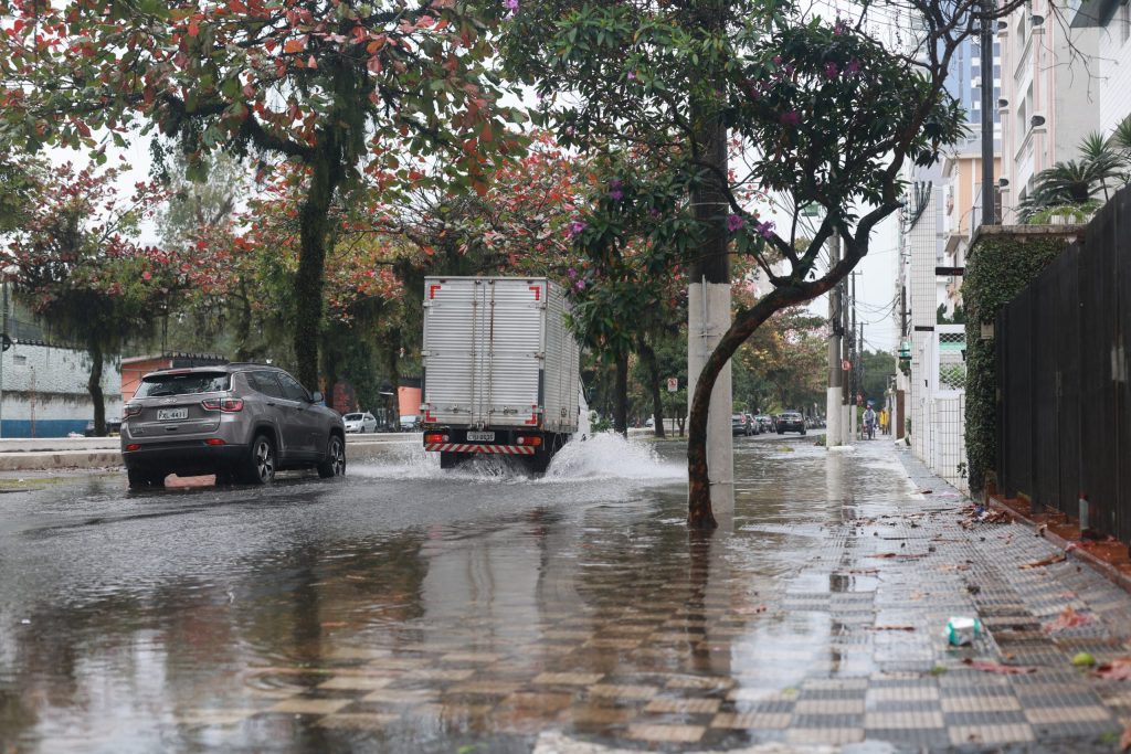 Com chuvas fortes, Baixada Santista vive manhã de caos