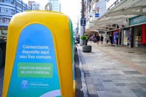 Praia Grande testa contentores de lixo em área comercial