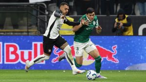 Palmeiras tenta virada incomum e Corinthians busca aliviar caos político com classificação