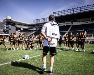 Pressionado, Santos enfrenta Juventude no MorumBis na luta para sair da zona de rebaixamento