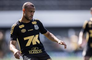 Mayke é regularizado no BID e poderá reforçar o Santos contra o Juventude