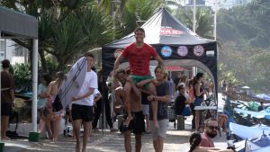 Com 16 categorias disputadas, o Circuito Guarujaense de Surf tem altas ondas na Praia do Tombo