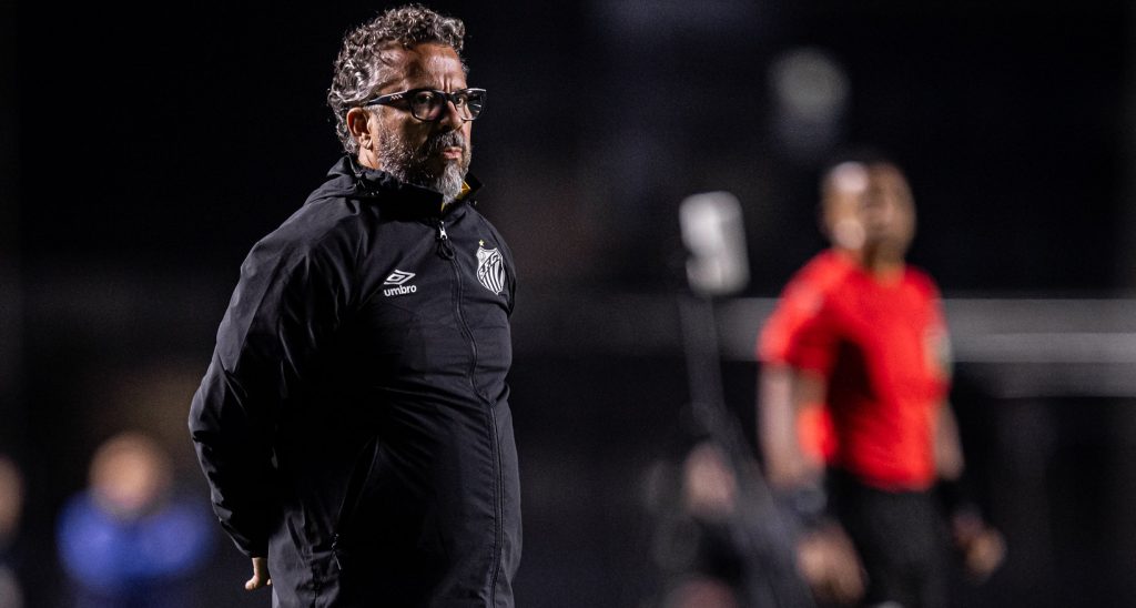 Aliviado e fora do Z4, Cleber Xavier comemora semanas livres para o Santos se recuperar no Brasileirão