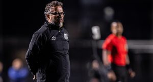 Aliviado e fora do Z4, Cleber Xavier comemora semanas livres para o Santos se recuperar no Brasileirão