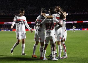 São Paulo derrota Vitória por 2 a 0 no MorumBis e chega ao 5º triunfo seguido no Brasileiro