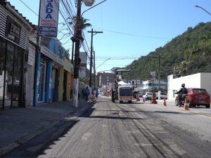 Guarujá realiza manutenção no pavimento de vias no Centro e Vila Maia