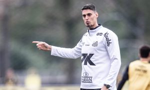 Matheus Bachi assume o comando interino do Santos