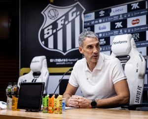 Vojvoda defende psicólogo esportivo e explica questões táticas no Santos