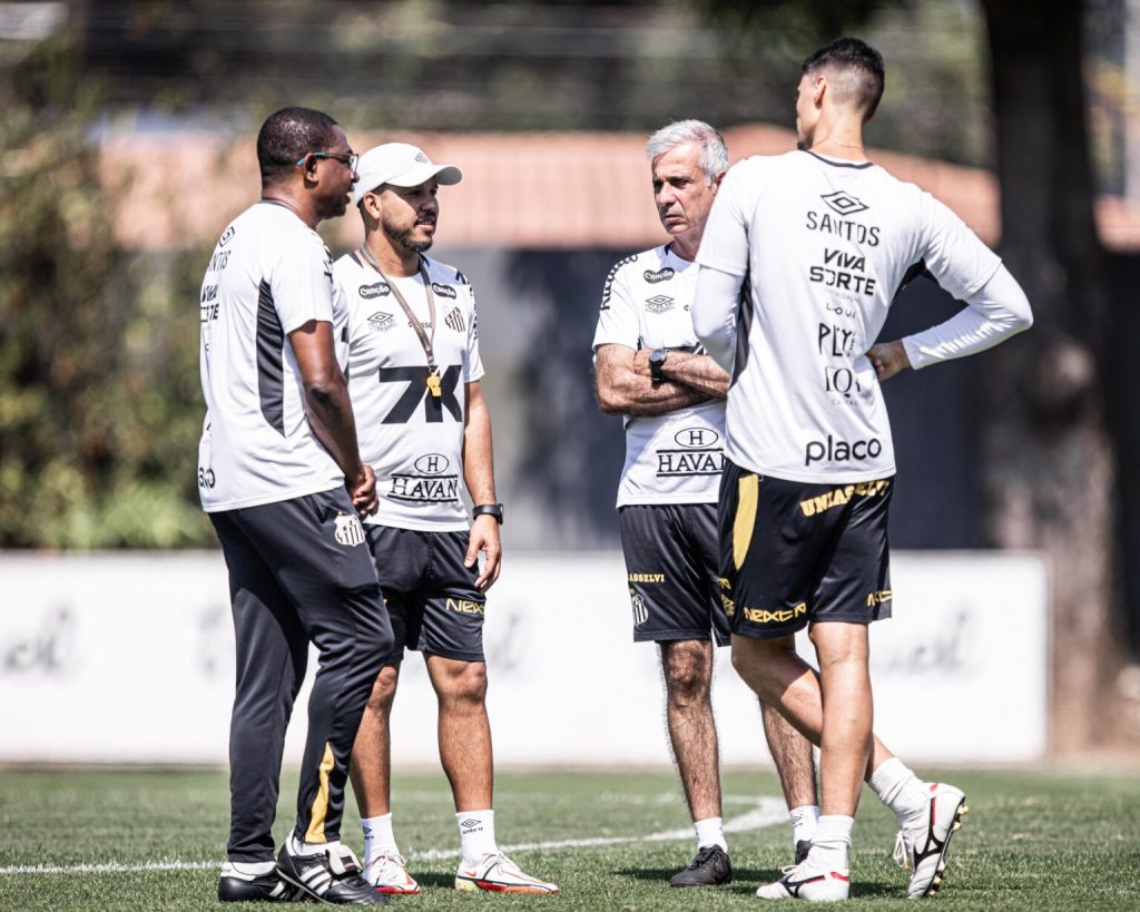 Com a chegada de Vojvoda, Santos faz reformulação e promove Vinícius Marques para técnico do Sub-20