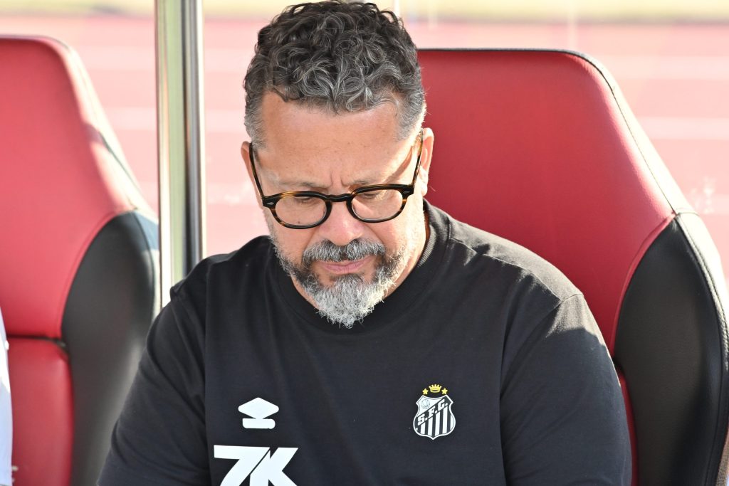 Santos anuncia saída do técnico Cleber Xavier após vexame no Brasileirão