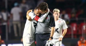 Neymar deixa gramado do MorumBis chorando após goleada sofrida pelo Santos e é consolado por Diniz