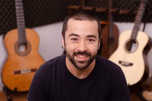 Bruno Conde celebra 40 anos com show gratuito no Teatro Guarany