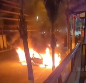 Carro é destruído por incêndio em Praia Grande