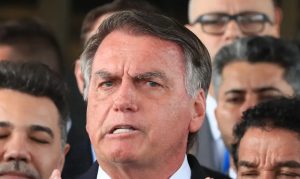 Bolsonaro tem até amanhã para explicar a Moraes pedido de asilo
