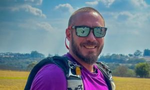 Homem morre em acidente durante salto de paraquedas; vítima tinha 46 anos
