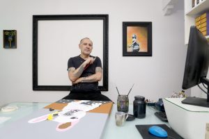 Entre o rock e as obras que vão muito além das telas, a arte de DeLone