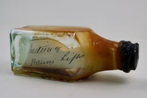 Pintor encontra garrafa com mensagem de 123 anos