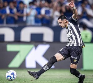 Gustavo Caballero se destaca contra o Cruzeiro e pode brigar por vaga no ataque do Santos