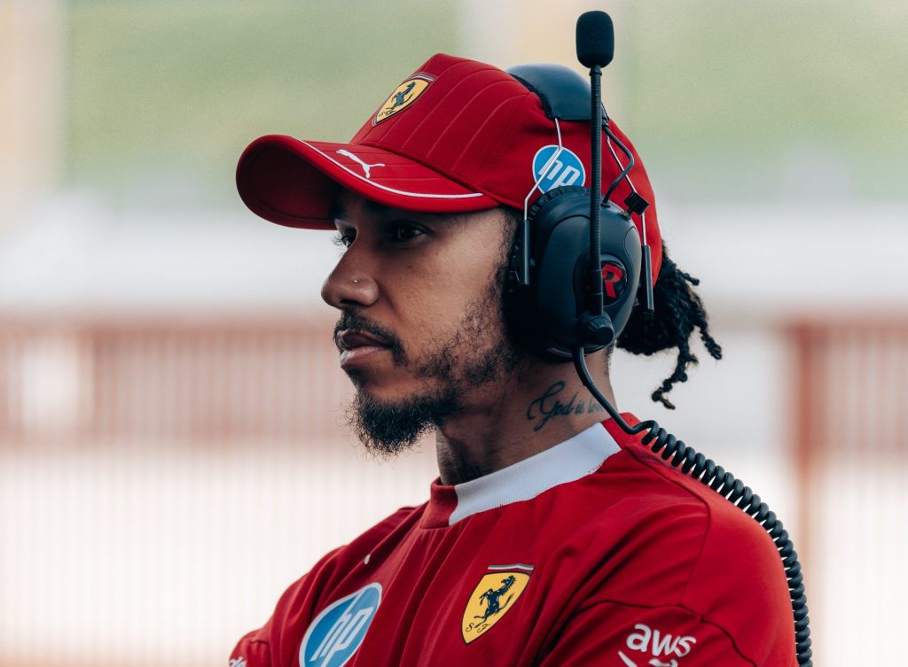Chefe da Ferrari abafa crise e sai em defesa de Hamilton: ‘É exigente, por isso é heptacampeão’