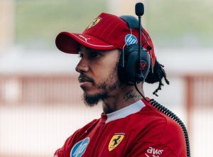 Chefe da Ferrari abafa crise e sai em defesa de Hamilton: ‘É exigente, por isso é heptacampeão’