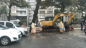 Mais de mil profissionais atuam em operação após temporal em Santos