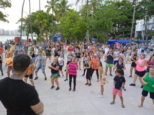 Praça das Bandeiras recebe Dançando na Praça com Karaokê