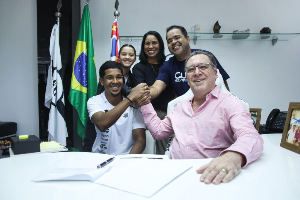 Destaque da base, zagueiro João Ananias renova contrato com o Santos até 2030