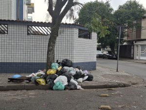 Após acordo na Justiça, greve da coleta de lixo é suspensa em Santos e região