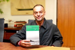 Márcio Barreto lança livro sobre a reinvenção da cultura caiçara