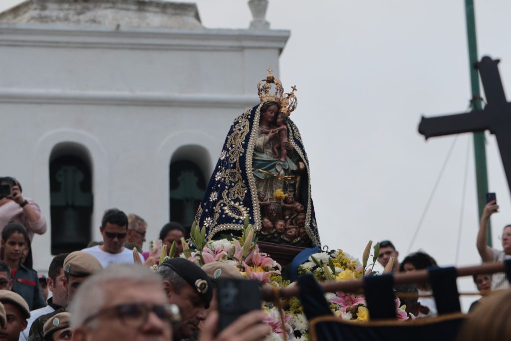 Fé e devoção dos fiéis marcam a descida de Nossa Senhora do Monte Serrat