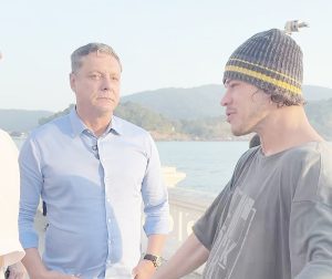 Ator que interpreta Chorão em filme destaca qualidades de Santos