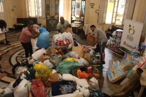 População se mobiliza para ajudar desabrigados após incêndio