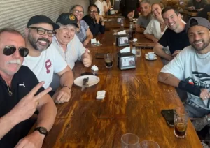 Neymar leva funcionários do Santos em restaurante da cidade