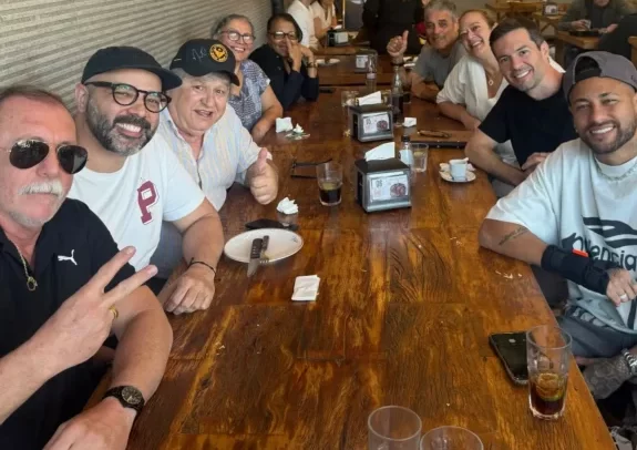 Neymar leva funcionários do Santos em restaurante da cidade